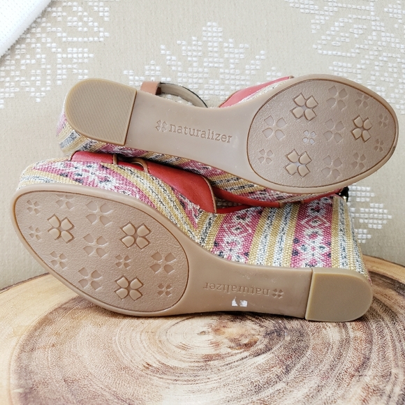 BOHO STYLE WEDGE T-STRAP SANDAL - Picture 8 of 9